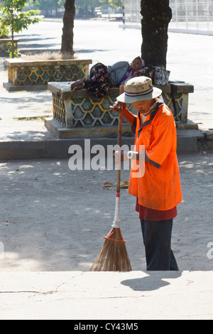 Tipica vita di strada a Rangoon, Myanmar Foto Stock