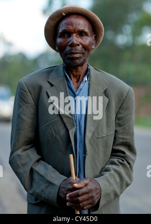 L uomo sulla strada di Rehengeri - Rwanda Foto Stock