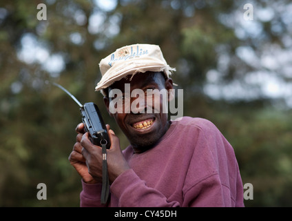 Uomo che ascolta la radio sulla strada per Rehengeri - Rwanda Foto Stock