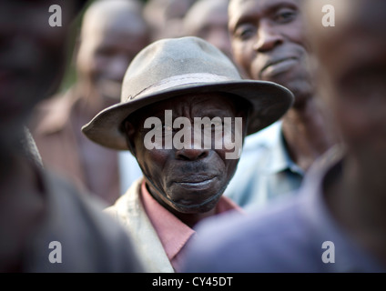 L uomo sulla strada di Rehengeri - Rwanda Foto Stock