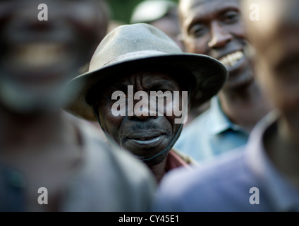 L uomo sulla strada di Rehengeri - Rwanda Foto Stock