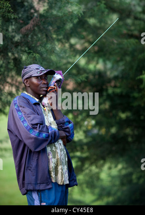 Uomo che ascolta la radio sulla strada per Rehengeri - Rwanda Foto Stock