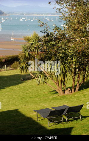 La vista da una moderna e lussuosa casa vacanze vicino Abersoch sul Lleyn Peninsula in Galles del Nord Regno Unito Foto Stock