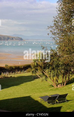 La vista da una moderna e lussuosa casa vacanze vicino Abersoch sul Lleyn Peninsula in Galles del Nord Regno Unito Foto Stock