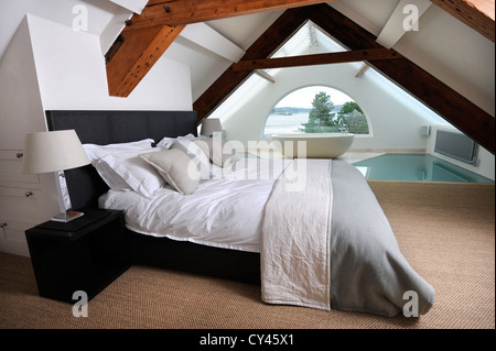 La camera da letto di padrone di una moderna e lussuosa casa vacanze vicino Abersoch sul Lleyn Peninsula in Galles del Nord Regno Unito Foto Stock