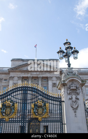 Cancello di ingresso a Buckingham Palace a Londra Foto Stock