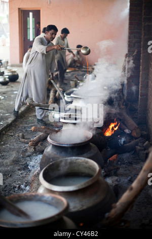 Un Waza o cucinare nelle tradizioni del Kashmir cuochi e prepara piatti per una tradizionale festa Wazwan. Srinagar Kashmir, India Foto Stock