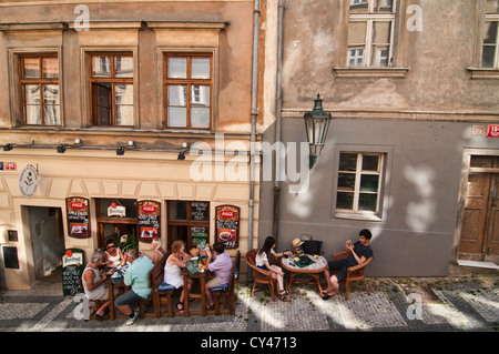 La vita notturna di Praga, Repubblica Ceca Foto Stock