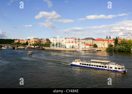 Le imbarcazioni turistiche sul fiume Moldava a Praga Foto Stock