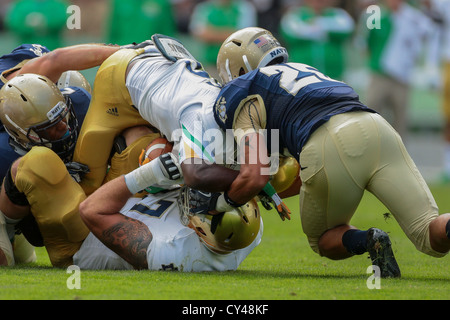 Dublino, Irlanda - 1 settembre RB Theo Riddick (#6 Notre Dame) viene affrontato durante il NCAA Football gioco. Foto Stock