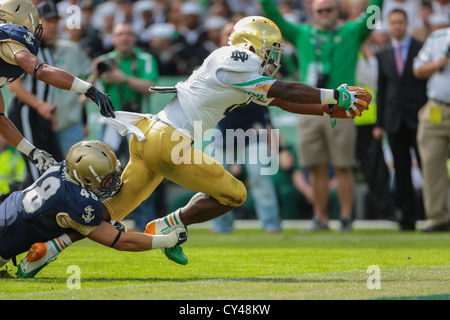 Dublino, Irlanda - 1 settembre RB Theo Riddick (#6 Notre Dame) punteggi un touchdown durante il NCAA Football gioco. Foto Stock