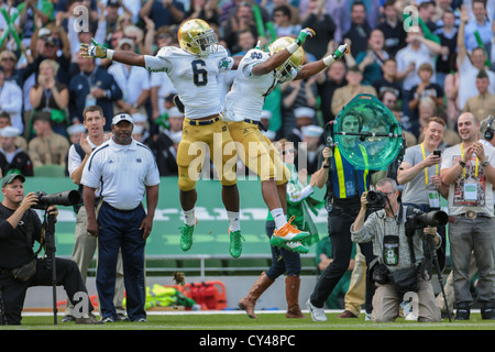 Dublino, Irlanda - 1 settembre RB George Atkinson (#4 Notre Dame) e RB Theo Riddick (#6 Notre Dame) celebrare un touchdown. Foto Stock