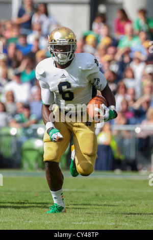 Dublino, Irlanda - 1 settembre RB Theo Riddick (#6 Notre Dame) corre con la palla durante il NCAA Football gioco. Foto Stock