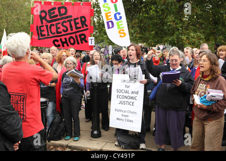 Red Leicester coro, un futuro che funziona, marzo & Rally, Londra, Regno Unito. Anti-il governo taglia il canto per la giustizia sociale. Foto Stock