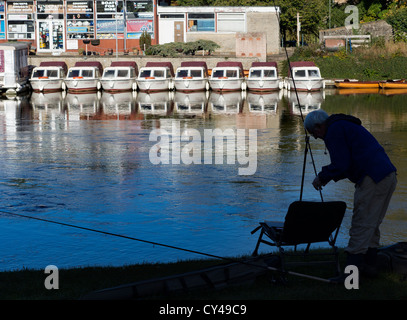 Fisherman da Abingdon ponte in autunno 4 Foto Stock