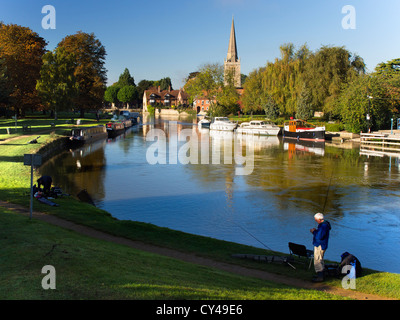 Fisherman da Abingdon ponte in autunno 3 Foto Stock