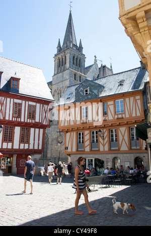 Il centro storico centro di Vannes con la Cattedrale di San Pietro, Morbihan, in Bretagna, Francia Foto Stock