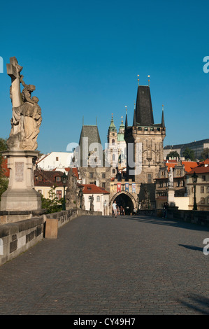 Lo storico Ponte Carlo nel corso del fiume Vitava a Praga, Repubblica Ceca Foto Stock
