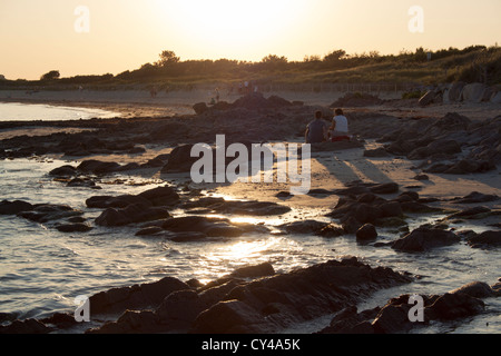 Plage de Kervillen al tramonto, La Trinite sur Mer, Morbihan, in Bretagna, Francia Foto Stock