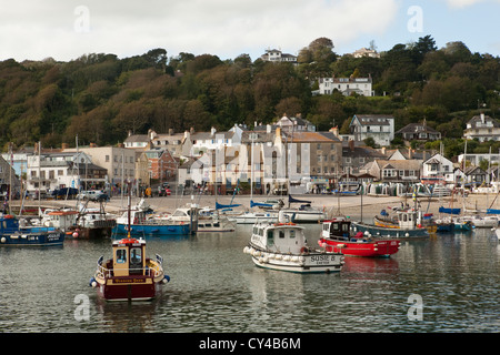 La scena del porto di imbarcazioni guardando verso la città da cobb su un giorno di estate in Lyme Regis Foto Stock