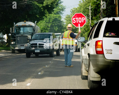 Segnalatore fermando il traffico. Foto Stock