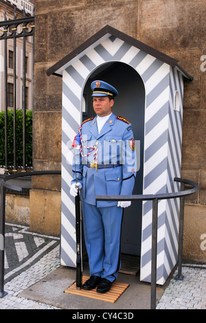 Un membro della Repubblica ceca Royal Guard in servizio al di fuori del Castello di Praga Foto Stock