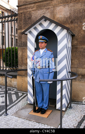 Un membro della Repubblica ceca Royal Guard in servizio al di fuori del Castello di Praga Foto Stock