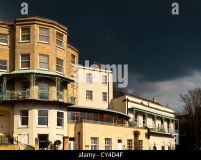 Case in stile georgiano e appartamenti con cielo tempestoso in Clifton sobborgo di Bristol in South West England Regno Unito Foto Stock