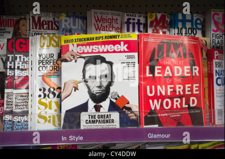 Una copia di Newsweek, con il tempo e con altre riviste, è visto su una edicola in new york Foto Stock