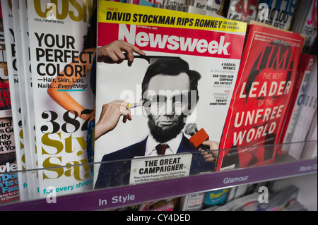 Una copia di Newsweek, con il tempo e con altre riviste, è visto su una edicola in New York Foto Stock