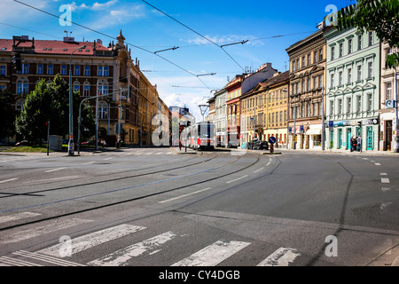 I tram nelle ampie strade della città di Praga nella Repubblica Ceca Foto Stock