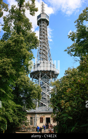 Petrin Lookout Tower in Petrin Park di Praga nella Repubblica Ceca Foto Stock