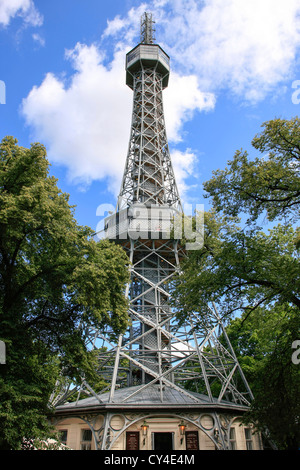 Petrin Lookout Tower in Petrin Park di Praga nella Repubblica Ceca Foto Stock