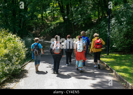 Gruppo di escursionisti femmina in Petrin park Prague Foto Stock