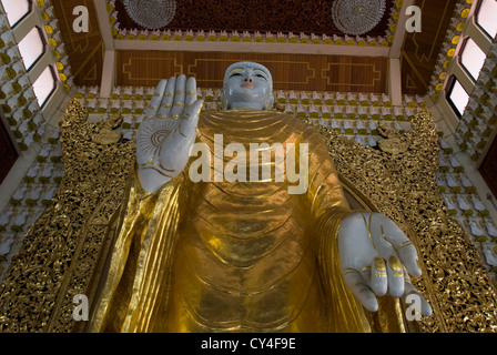 Una grande statua del Buddha sorge in un santuario a Dhammikarama Tempio buddista birmano di Penang, Malaysia. Foto Stock