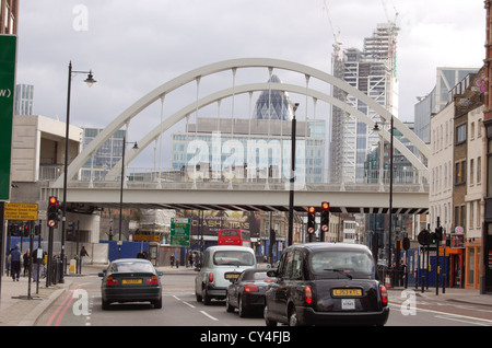 Arch rail bridge over Shoreditch High Street a Londra, Inghilterra Foto Stock