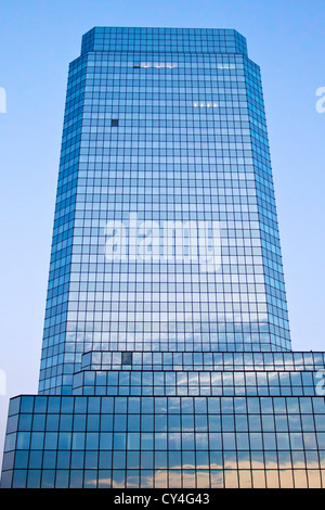 Blue edificio di vetro con Cielo e nubi riflessione Foto Stock