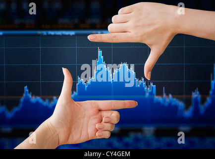 Mano a puntamento grafico finanziario, studio shot Foto Stock
