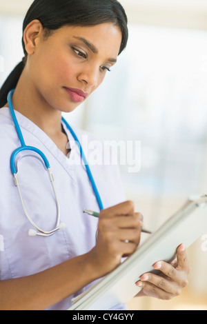 Stati Uniti d'America, New Jersey, Jersey City, medico donna holding negli appunti Foto Stock