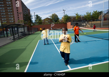I bambini su campi da tennis in un parco a Newark New Jersey Foto Stock