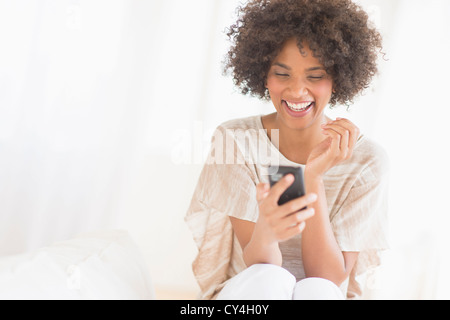 Donna che utilizza il telefono cellulare studio shot Foto Stock