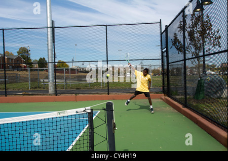 I bambini su campi da tennis in un parco a Newark New Jersey Foto Stock