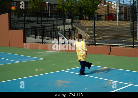I bambini su campi da tennis in un parco a Newark New Jersey Foto Stock