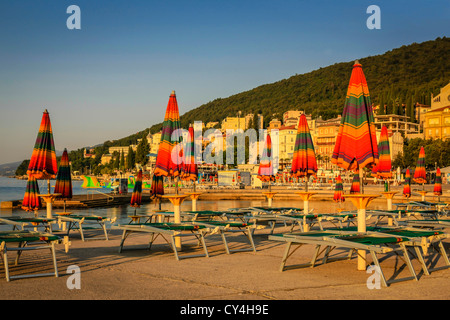 Vista del resort croata di Opatija sulla Costa Adriatica al tramonto Foto Stock