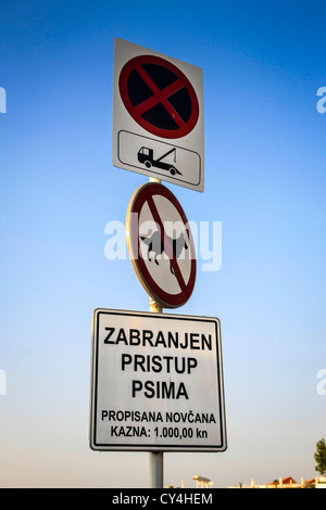 Il croato signpost dicendo no animali domestici e non parcheggio Foto Stock