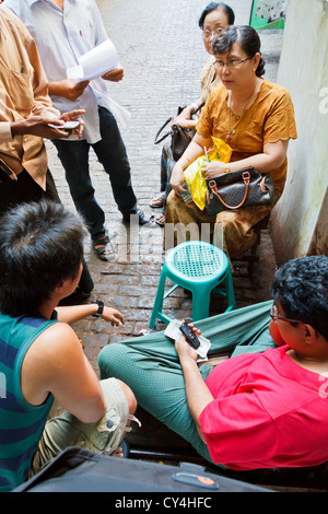 Tipica vita di strada a Rangoon, Myanmar Foto Stock