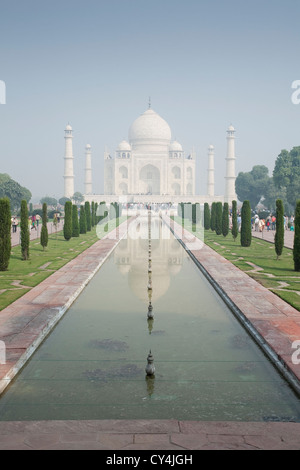 Facciata meridionale del Taj Mahal con stagno riflettente - Agra, Uttar Pradesh, India Foto Stock