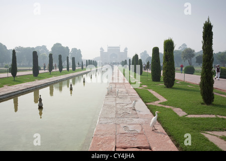 Guardando a sud verso il grande cancello - Taj Mahal, Agra, Uttar Pradesh, India Foto Stock