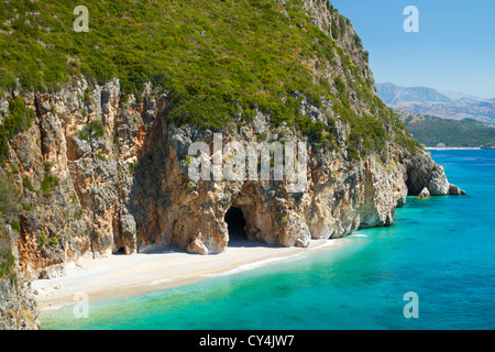 Bella e soleggiata spiaggia con sabbia bianca e acque azzurre Foto Stock