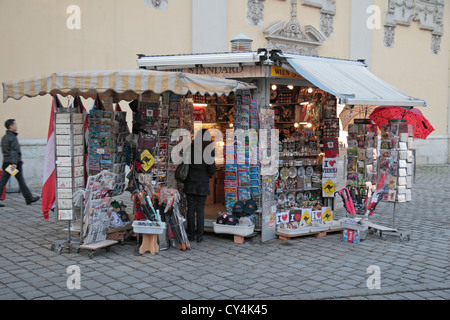 Un chiosco vendita di regali volto a turisti di Vienna in Austria. Foto Stock